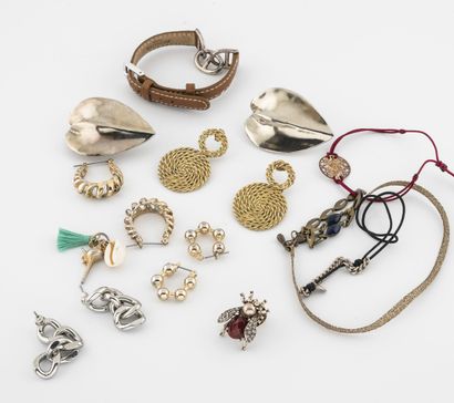 AGATHA et divers Lot of costume jewelry including :

- AGATHA: Beige leather bracelet...