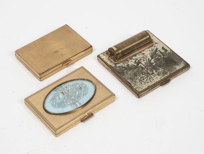 ELISABETH ARDEN ou autres Three gilt or silver-plated metal handbag compacts, one...