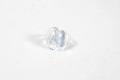LALIQUE Dome-shaped translucent glass ring. 
Finger size: 51. 
In a jewellery box...