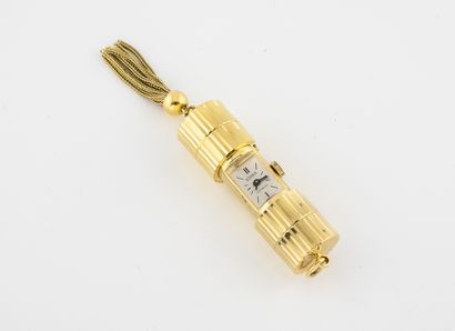 SINEX Retractable travel watch in gilt metal, with groove pattern, holding a tassel....