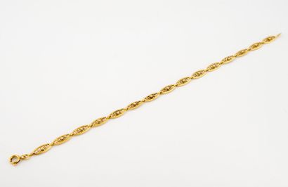 Bracelet en or jaune (750) à maillons filigranés....