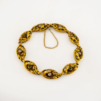 null 
Bracelet en or jaune (750) à maillons articulés ornés en alternance de diamants...