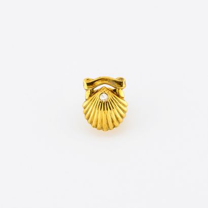 CARTIER Paris 
Pin's en or jaune (750) en forme de coquille centrée d'un petit diamant...