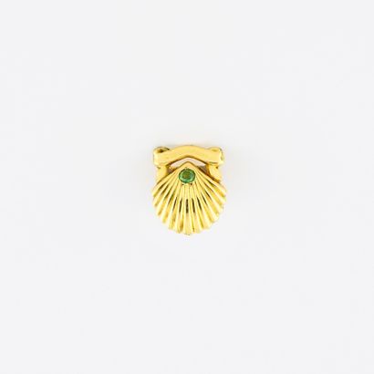 CARTIER Paris Pin's en or jaune (750) en forme de coquille centrée d'une petite émeraude...