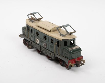 JEP E 501 electric locomotive.

Painted sheet metal. Old repaints.

Spacing O.

L....