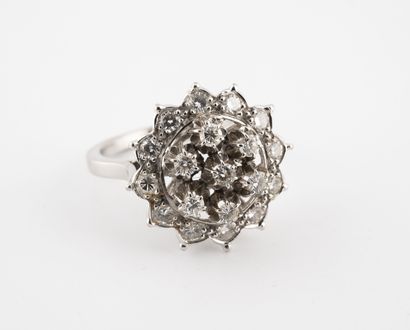  Bague fleur en or gris (750) ornée de diamants de taille brillant en serti griffe....
