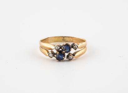 null Yellow gold ring (585) set with two faceted sapphires in a claw setting, surrounded...