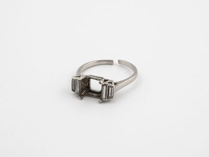 null Platinum (850) ring set with small baguette-cut diamonds. 

Gross weight : 4...