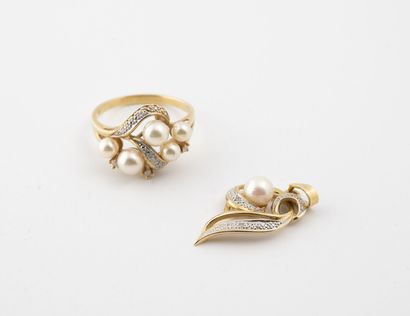  Deux bijoux en ors jaune et gris (750) 
- un pendentif en 9 stylisé orné d'une perle...