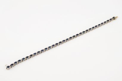  Bracelet ligne articulé en or gris (750) orné de saphirs de taille navette et diamants...