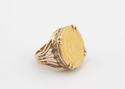 null Yellow gold (750) ring set with a 10 franc gold coin, 1866, in double claw setting.

Weight...