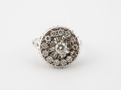 null 
Round ring in white gold (750) centered and punctuated with brilliant-cut diamonds...