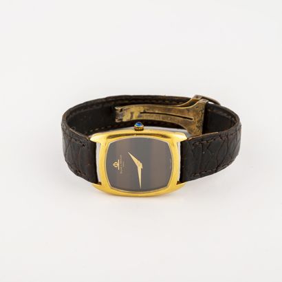 BAUME & MERCIER Men's wrist watch. 
Barrel case in yellow gold (750). 
Dial with...