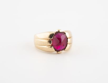  Yellow gold ring (585) set with a faceted red stone in claw setting. 
Gross weight:...