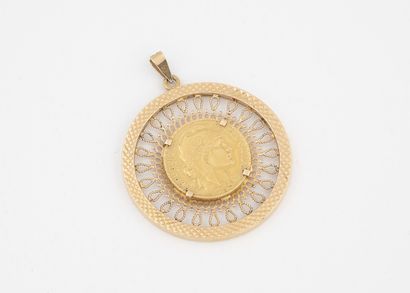 null 
Pendentif en or jaune (750) retenant une pièce de 20 francs or, IIIème République,...