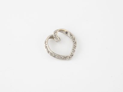  Pendentif coeur en or gris (750) ornée de petits diamants de taille brillant en...