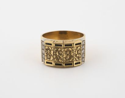 null Yellow gold (750) band ring composed of four links chiseled with flowers, with...