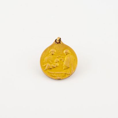  Bague en or jaune (750) ornée d'une pierre blanche ronde facettée en serti griffe....