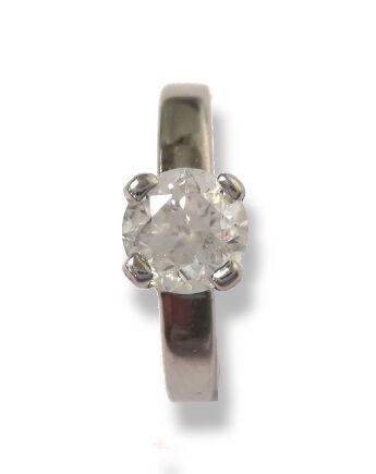 null Bague solitaire en or gris (750) centrée d'un diamant taille brillant en serti...