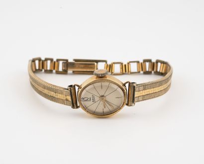 ARCY Montre bracelet de dame. 
Boîtier en or jaune (750). 
Cadran à fond crème, signé,...
