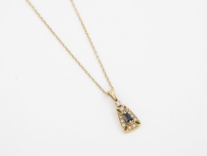 null Yellow gold (750) trapeze-shaped pendant centered on a calibrated trapeze sapphire...