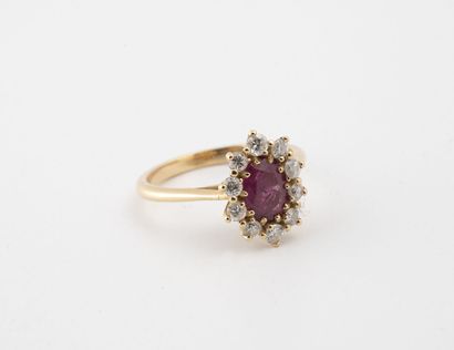 Small yellow gold (750) daisy ring centered...