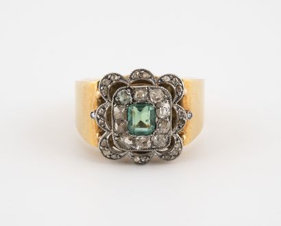 null Yellow gold (750) and platinum (850) ring centered on a rectangular emerald...