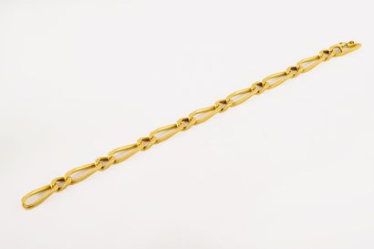  Bracelet en or jaune (750) à maille gourmette allongée.  
Fermoir cliquet. 
Poids...