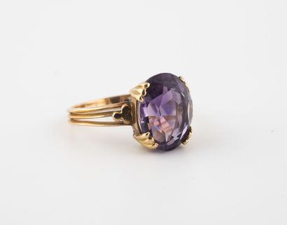 null Yellow gold (750) ring set with an oval faceted amethyst in claw setting. 

Gross...