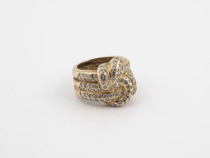 null Yellow gold (750) cocktail ring forming a knot of three rows of small brilliant-cut...