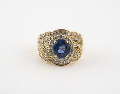 null Yellow gold (750) ring centered on an oval sapphire in a claw setting, in a...
