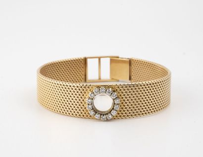  Montre bracelet de dame en or jaune (750). 
Boîtier rond, lunette sertie de petits...