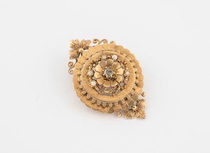  Broche pendentif ronde en or jaune (750) ornée de semences de perles blanches et...