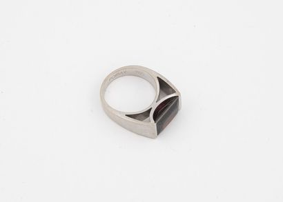 POIRAY, Arche Rhodium-plated yellow gold ring set with a faceted rectangular garnet.

Signed...