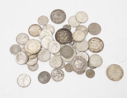 France Lot de pièces en argent diverses notamment 5, 10 francs... 
Poids total :...