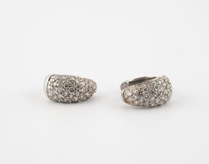  Paire de clips d'oreilles en or gris (750) pavée de petits diamants de taille brillant...