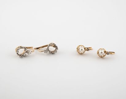  Deux paires de dormeuses : 
- Une paire en or jaune (750) ornées de perles de culture...