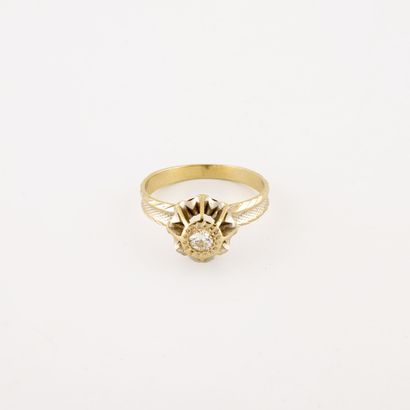  Bague solitaire en or (750), anciennement rhodiée, ornée d'un diamant demi-taille...