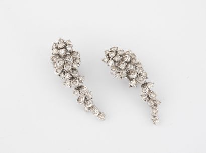 Paire de pendants d'oreilles en or gris (750)...