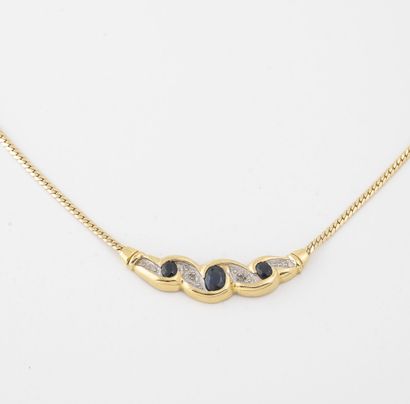 null Yellow gold (750) necklace with English knot, the neckline decorated with three...