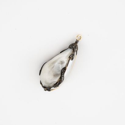  Pendant holding a white pearl blowout, with a yellow gold (750) and silver (min....