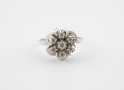 null Daisy ring in white gold (750) set with faceted white stones. 

Gross weight:...