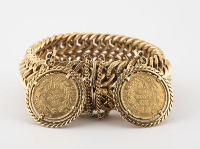 null Large bracelet maille tressée en or jaune (750) retenant deux pièces en pampille...