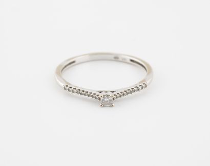 Fine white gold ring (750) centered on a...