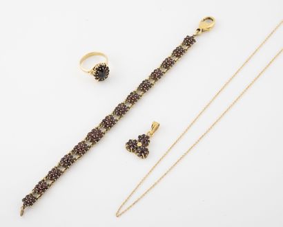  Lot including : Half set of yellow gold (750) and faceted garnets in claw setting,...