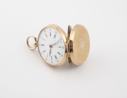  Pocket watch in yellow gold (750). 
Back cover receiving a floral decoration. 
White...