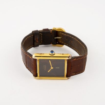 MUST de CARTIER Montre bracelet d'homme. 
Boîtier rectangulaire en argent doré (925)....
