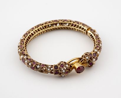 INDE Bracelet jonc ouvert en or jaune (375) ajouré orné de rubis facettés et perles...