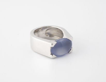 CARTIER, Tankissime Bague pont en or gris (750) ornée d'une calcédoine bleu-gris...