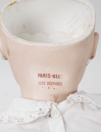 PARIS-BEBE Poupée, tête en porcelaine marquée au tampon rouge dans la nuque "Paris-Bébé...